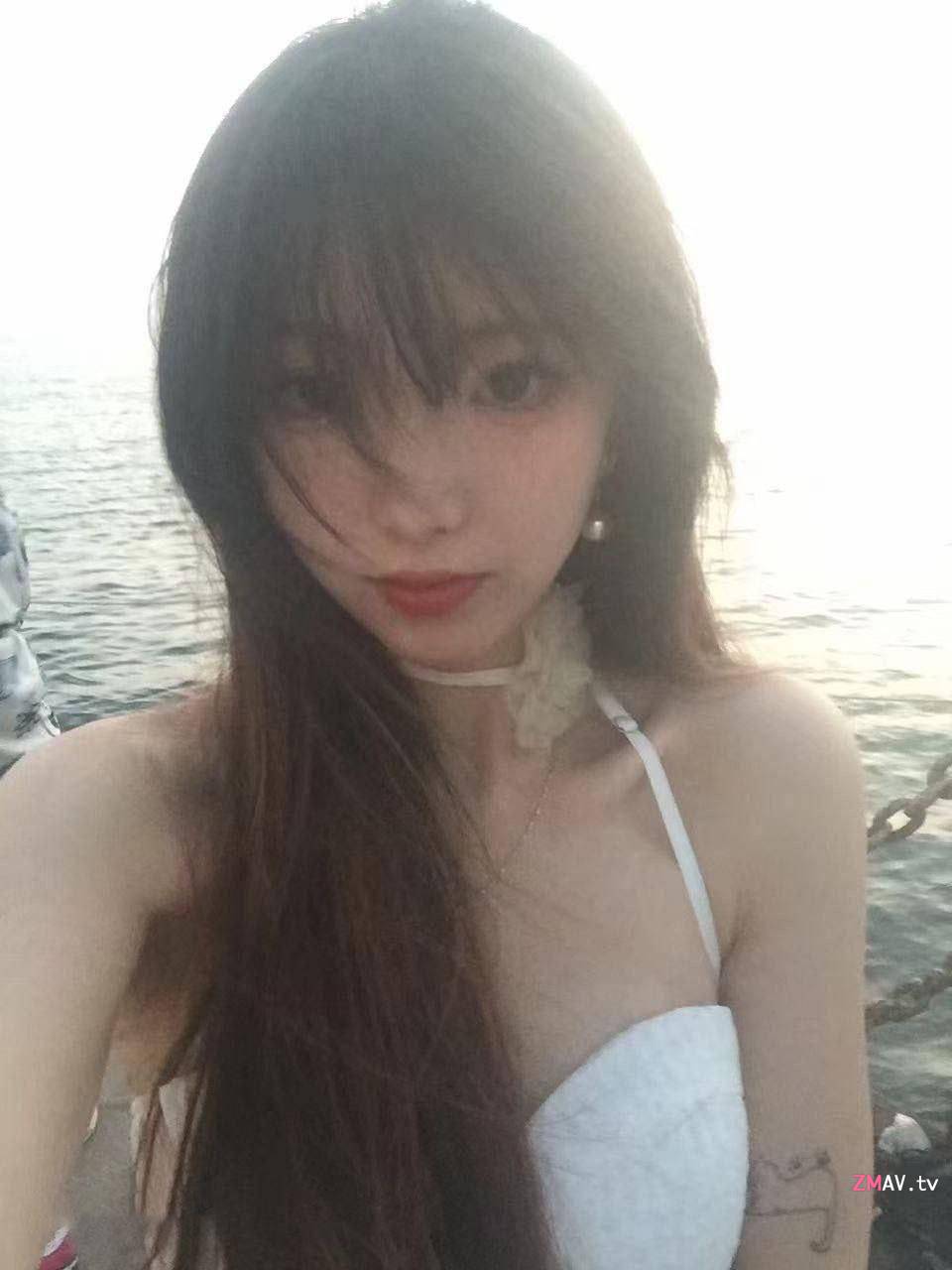 The best campus beauty, first-person camera view, very immersive! Girl face revealed and fair skin