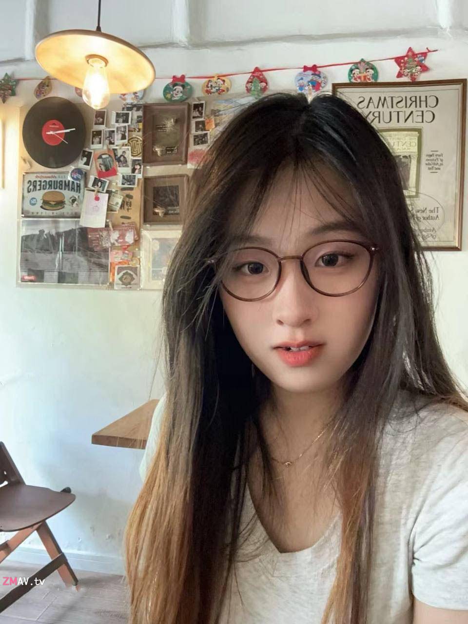 The plane is the fastest in the sky, the glasses is the most sexy on the ground, the perfect couple The plane is the fastest in the sky, the glasses is the most sexy on the ground, the perfect couple