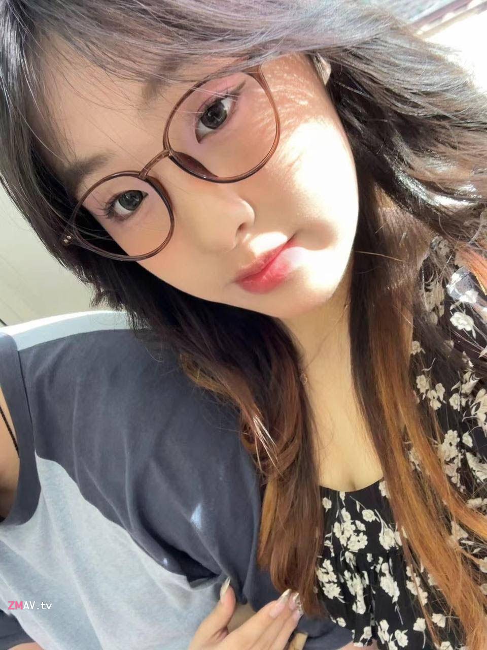 The plane is the fastest in the sky, the glasses is the most sexy on the ground, the perfect couple The plane is the fastest in the sky, the glasses is the most sexy on the ground, the perfect couple
