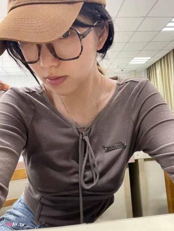 The best campus beauty, first-person camera view, very immersive! Girl face revealed and fair skin