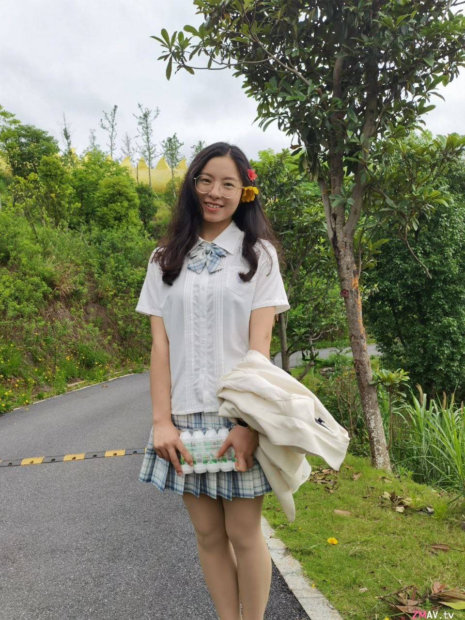 Shenyang glasses school girl, cute and shy