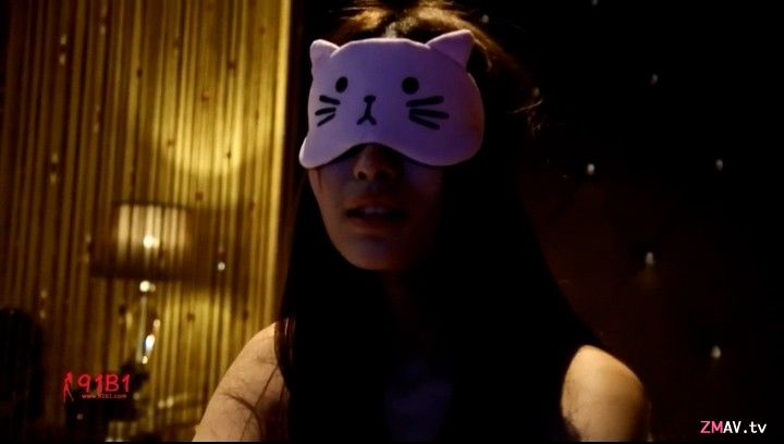 172CM长腿美女嫩模【翻版小柳岩】参加裸体丝袜拍摄，正拍着被摄影师扑上去给操了