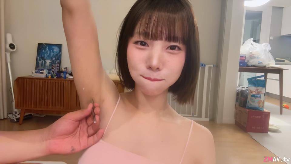 IG 300K followers goddess live pulls out armpit hair