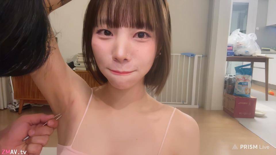 IG 300K followers goddess live pulls out armpit hair