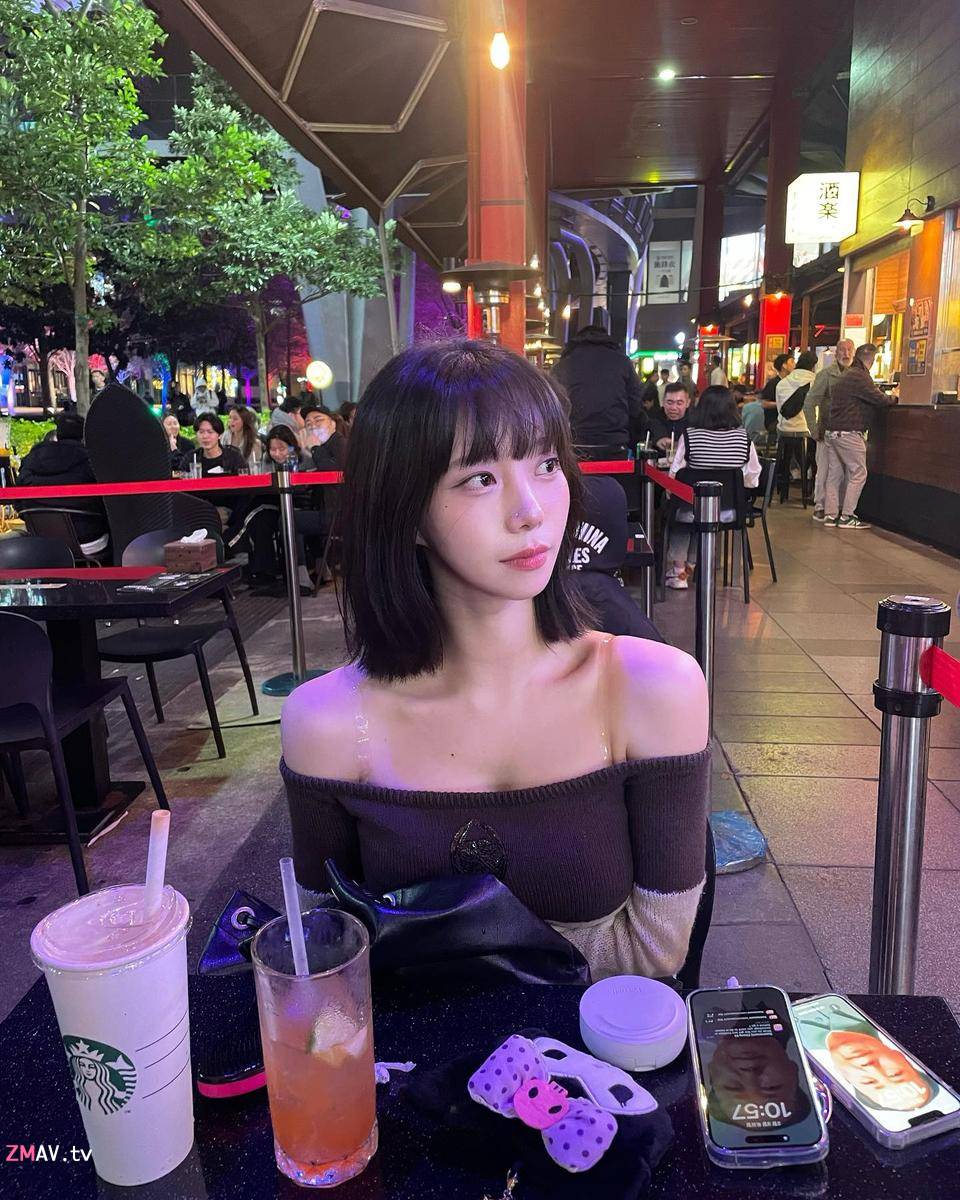 IG 300K followers goddess live pulls out armpit hair