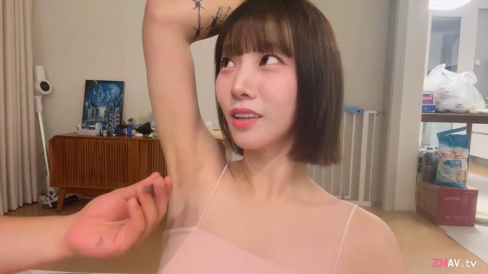 IG 300K followers goddess live pulls out armpit hair