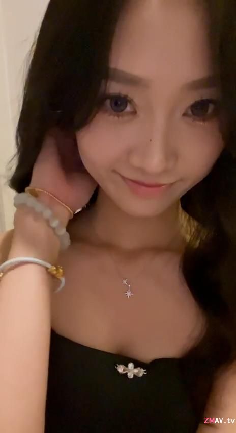 The face and body figure are good, the round and silky butt is super tempting