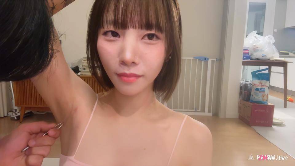 IG 300K followers goddess live pulls out armpit hair