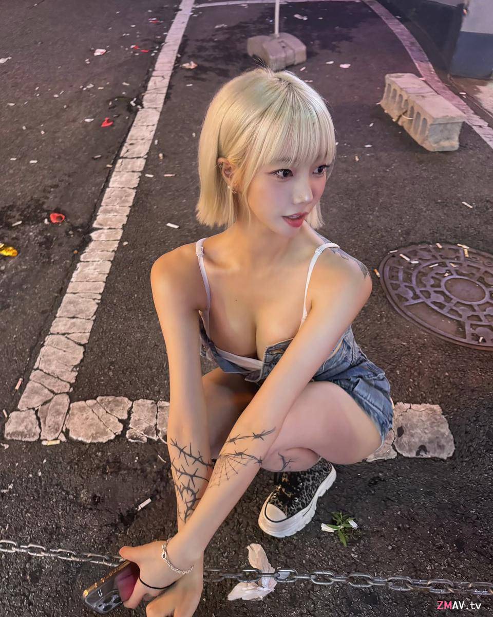IG 300K followers goddess live pulls out armpit hair