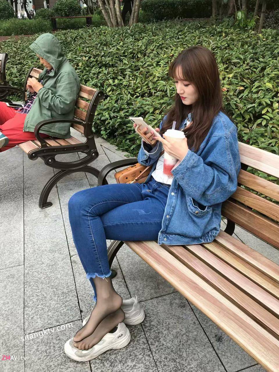 极品高颜校花不雅私拍，黑丝美足商场试衣间口爆