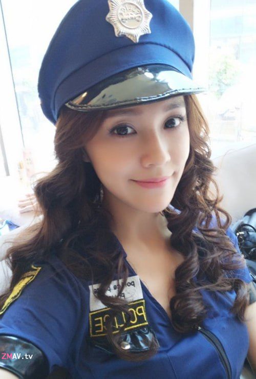 Suspected sweet-looking extra actress in Beijing sleeps with director at hotel, wet kiss and riding scenes exposed
