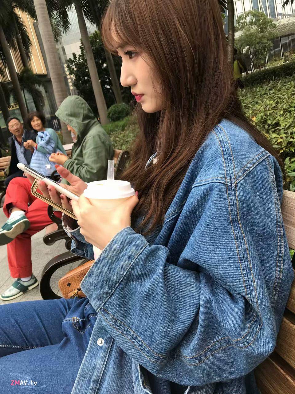 极品高颜校花不雅私拍，黑丝美足商场试衣间口爆