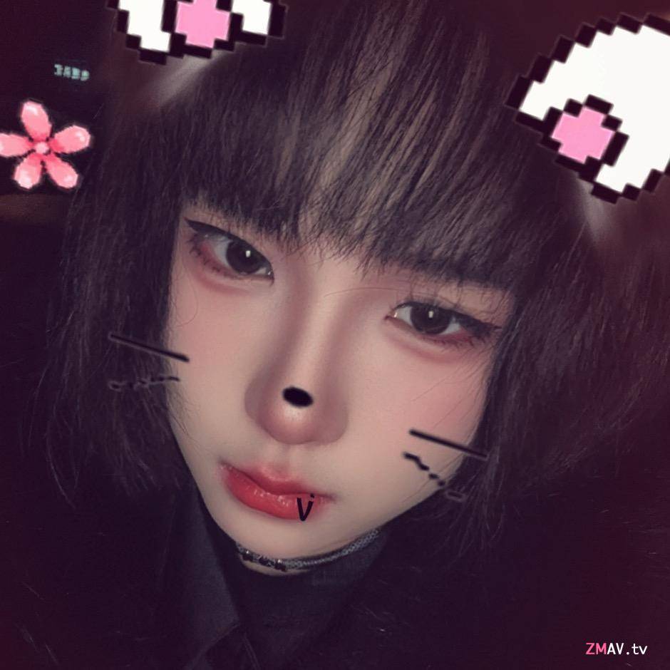 Pretty live streamer with 30K followers on Douyin. Nice boobs rubbing