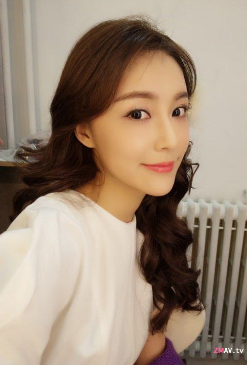 Suspected sweet-looking extra actress in Beijing sleeps with director at hotel, wet kiss and riding scenes exposed