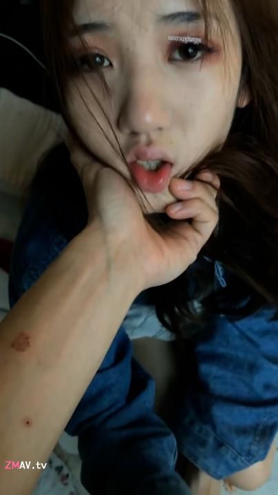 极品高颜校花不雅私拍，黑丝美足商场试衣间口爆