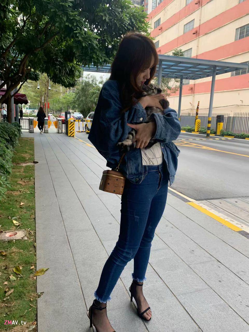 极品高颜校花不雅私拍，黑丝美足商场试衣间口爆