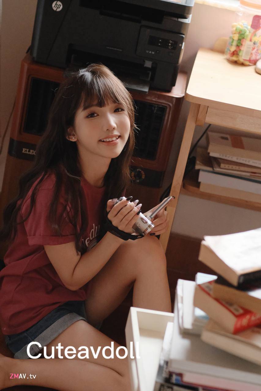 [Cuteavdoll] the adorable girl who became famous with a single innocent photo, has surprisingly entered the adult film industry. With naturally pure baby face, her acting skills is good