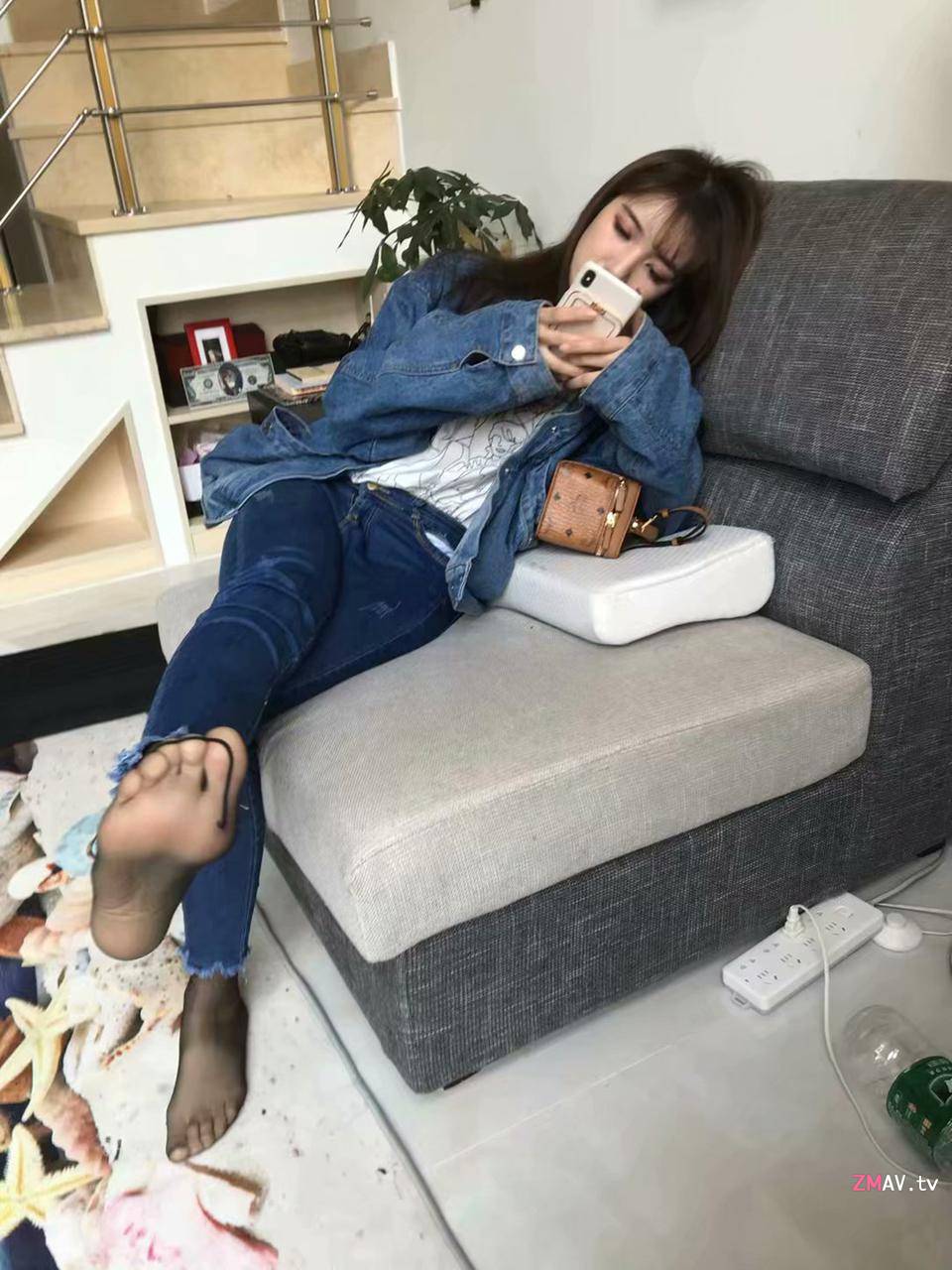 极品高颜校花不雅私拍，黑丝美足商场试衣间口爆