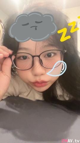 大学生眼镜妹,3P吃精毒龙野战 大学生眼镜妹,3P吃精毒龙野战