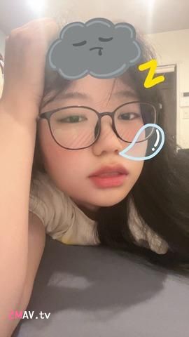 大学生眼镜妹,3P吃精毒龙野战 大学生眼镜妹,3P吃精毒龙野战