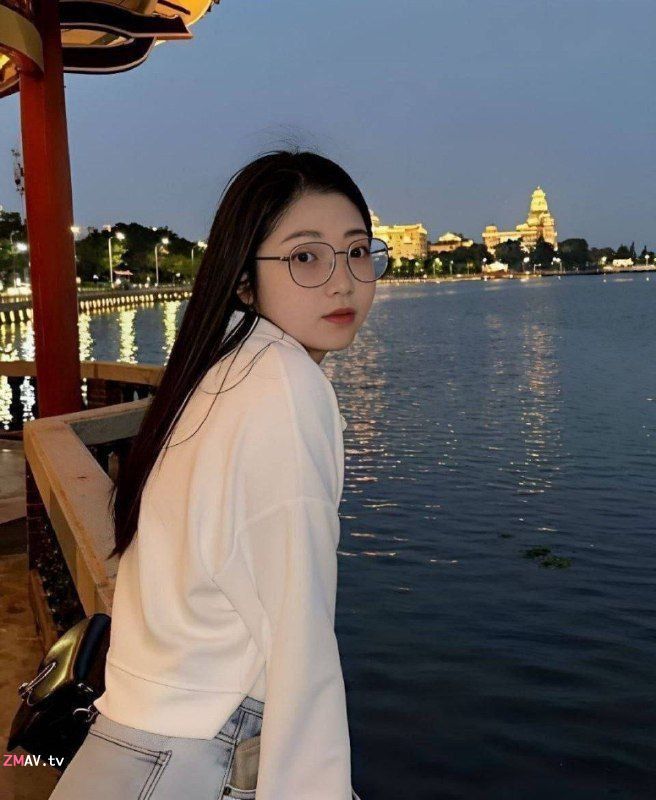 眼镜清新留学生美女不为人知的一面