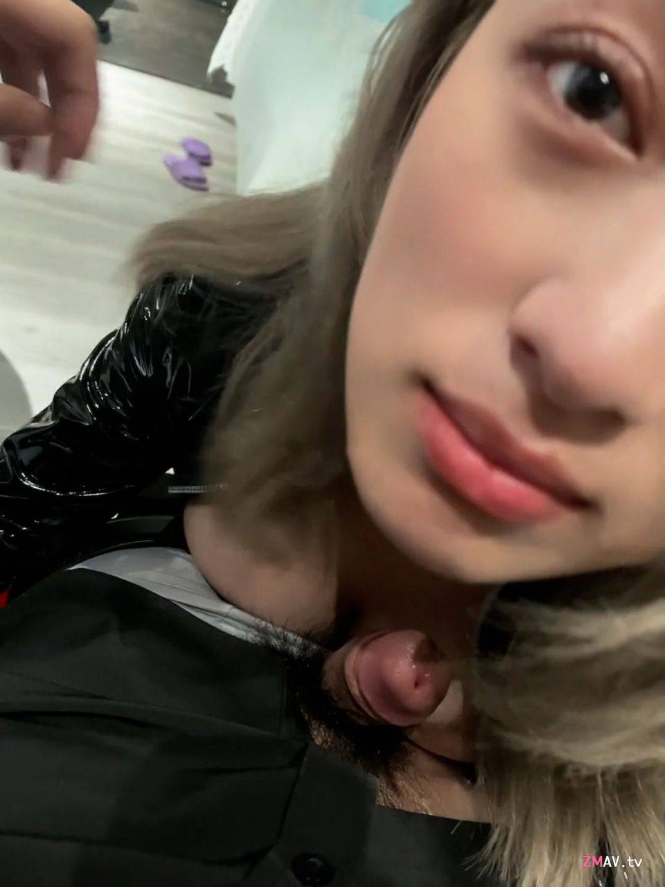 A guy from Hangzhou met a busty college girl while playing video games. They had sex in a hotel