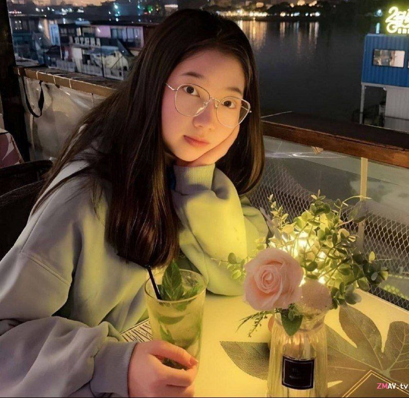 眼镜清新留学生美女不为人知的一面