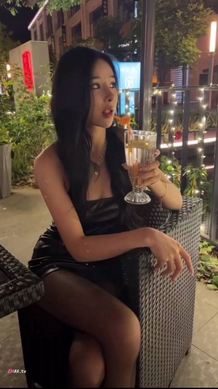 美女走在街上高不可攀，躺在床上被无套3P