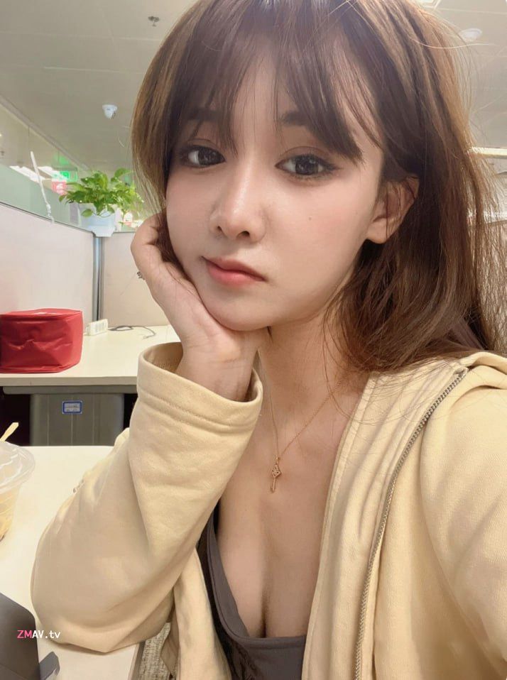 Hooking up with a sexy and beautiful female colleague