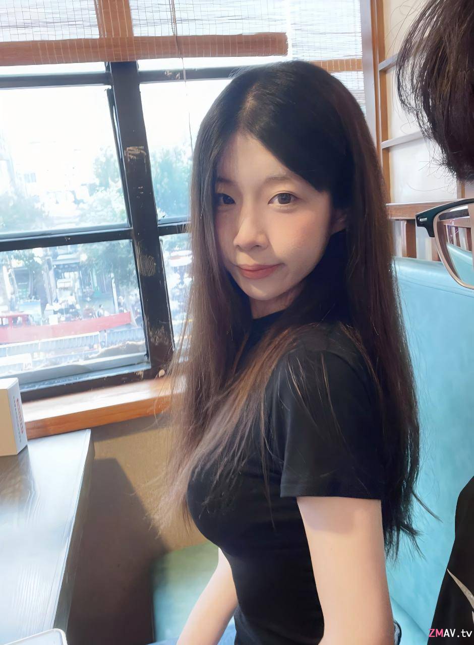 My innocent girlfriend, she has everything you could want! A pure face, cumshot, and legs in black stockings