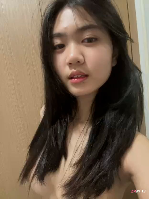 高挑苗条的甜美女孩自拍