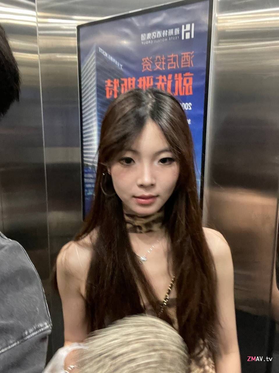 Beautiful internet celebrity, dressed in various sexy maid outfits, has sex with a sugar daddy Beautiful internet celebrity, dressed in various sexy maid outfits, has sex with a sugar daddy