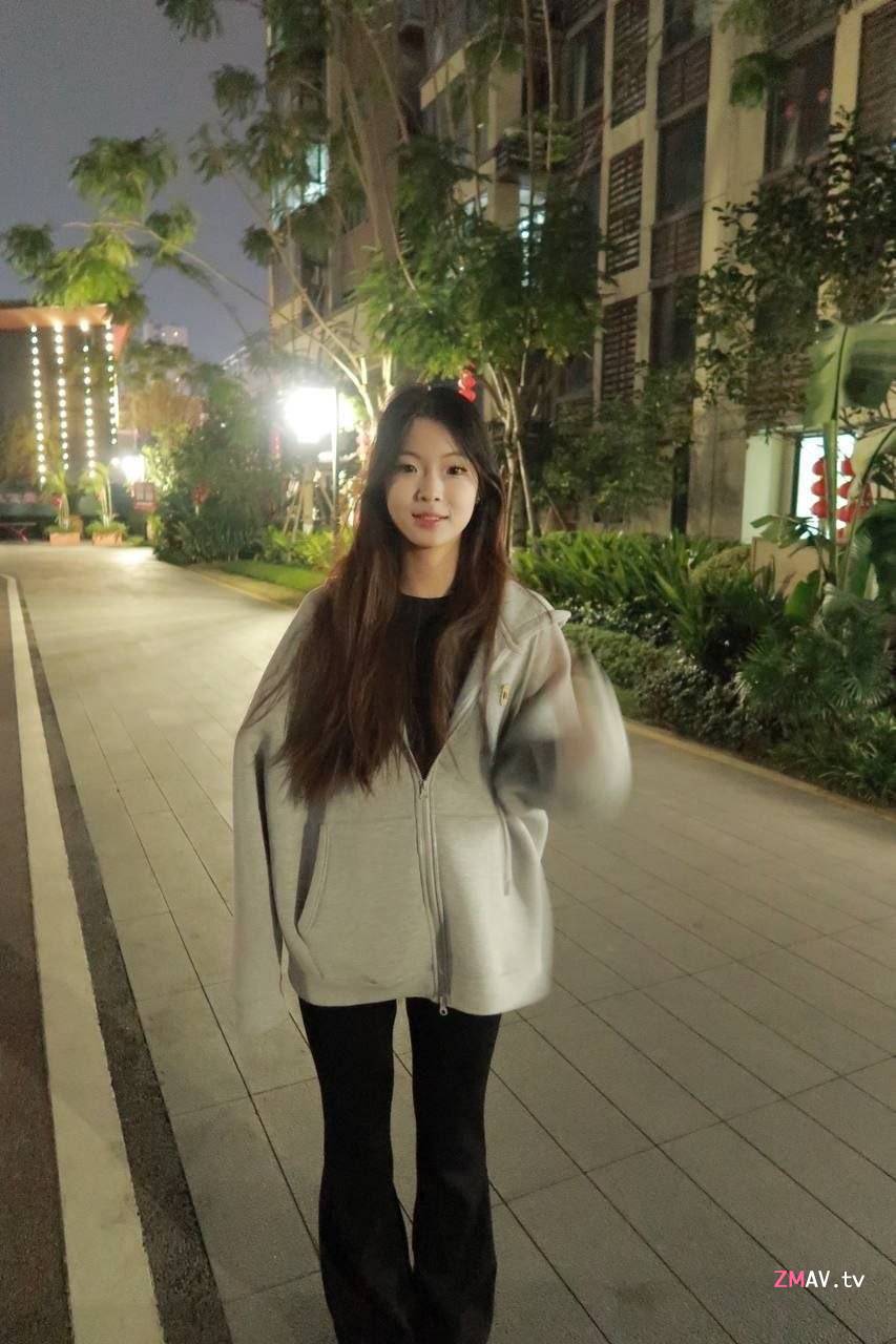 Beautiful internet celebrity, dressed in various sexy maid outfits, has sex with a sugar daddy Beautiful internet celebrity, dressed in various sexy maid outfits, has sex with a sugar daddy