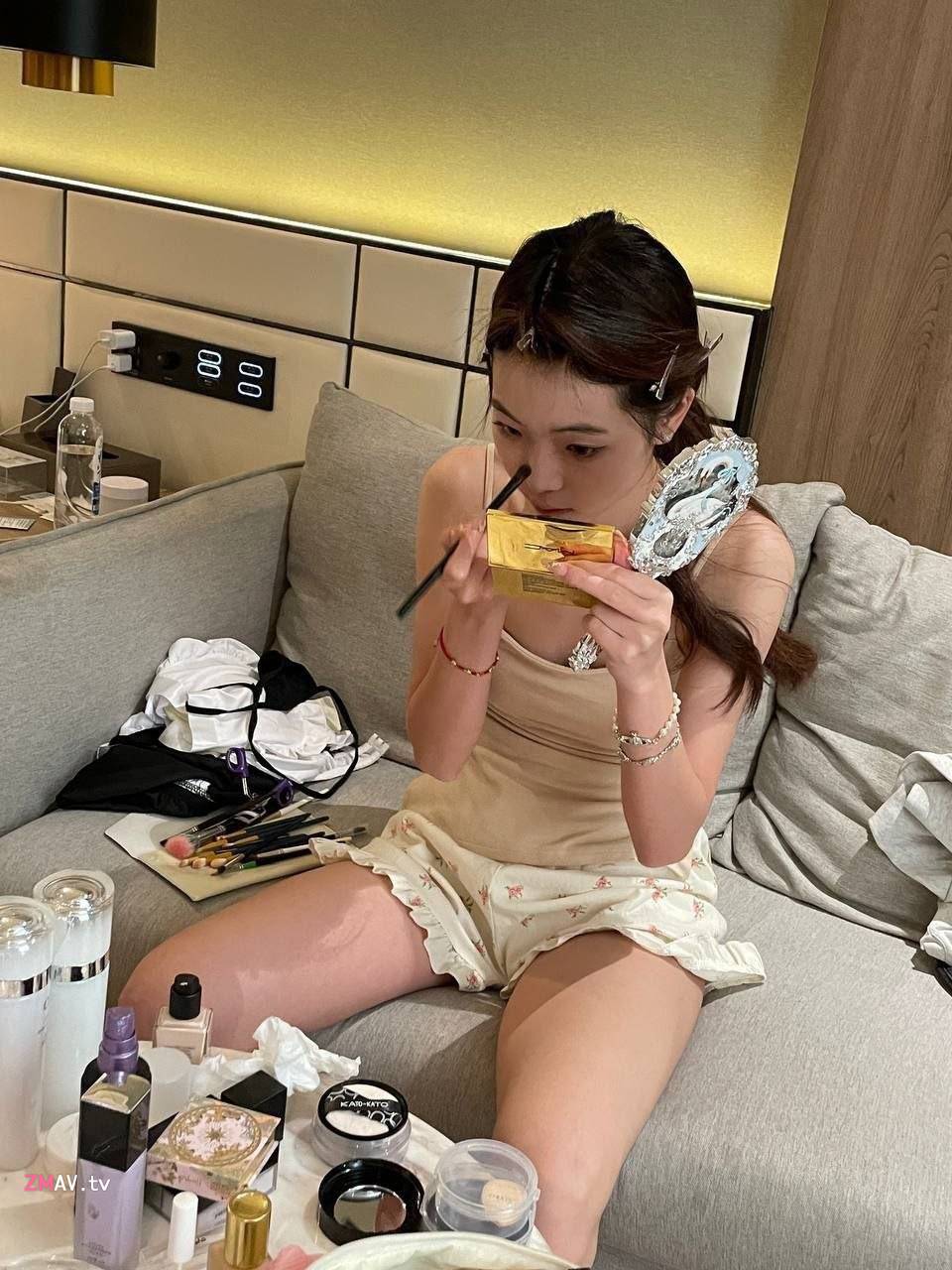 Beautiful internet celebrity, dressed in various sexy maid outfits, has sex with a sugar daddy Beautiful internet celebrity, dressed in various sexy maid outfits, has sex with a sugar daddy