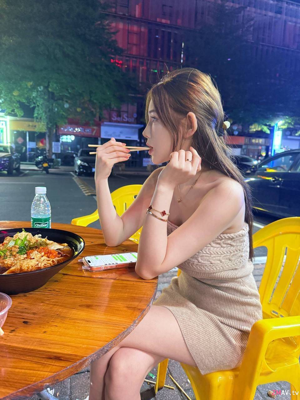 Xhs beauty girl is having a conflict with her sponsor