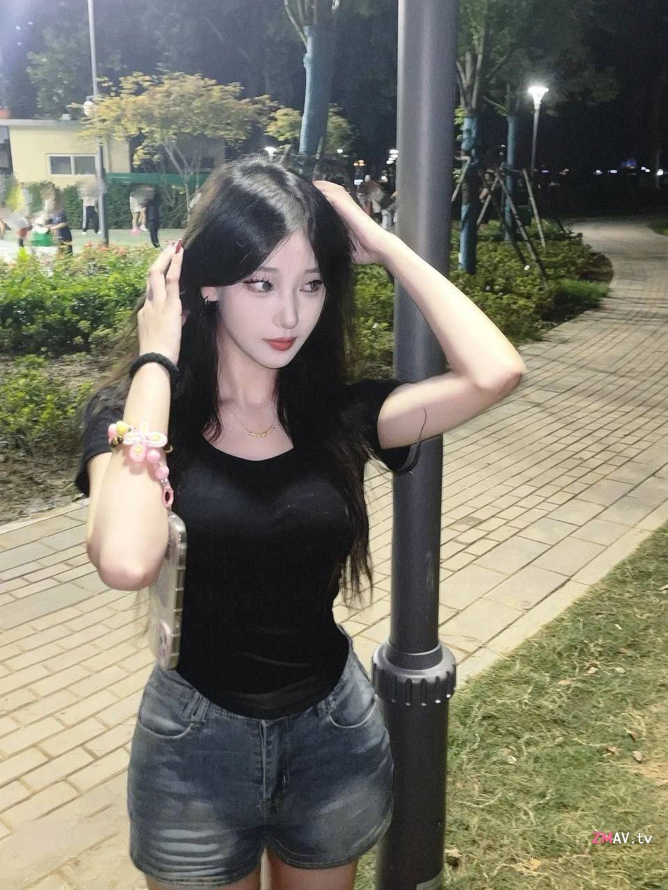 Beautiful TikTok girl was blindfolded while making love with her boyfriend in a room Beautiful TikTok girl was blindfolded while making love with her boyfriend in a room
