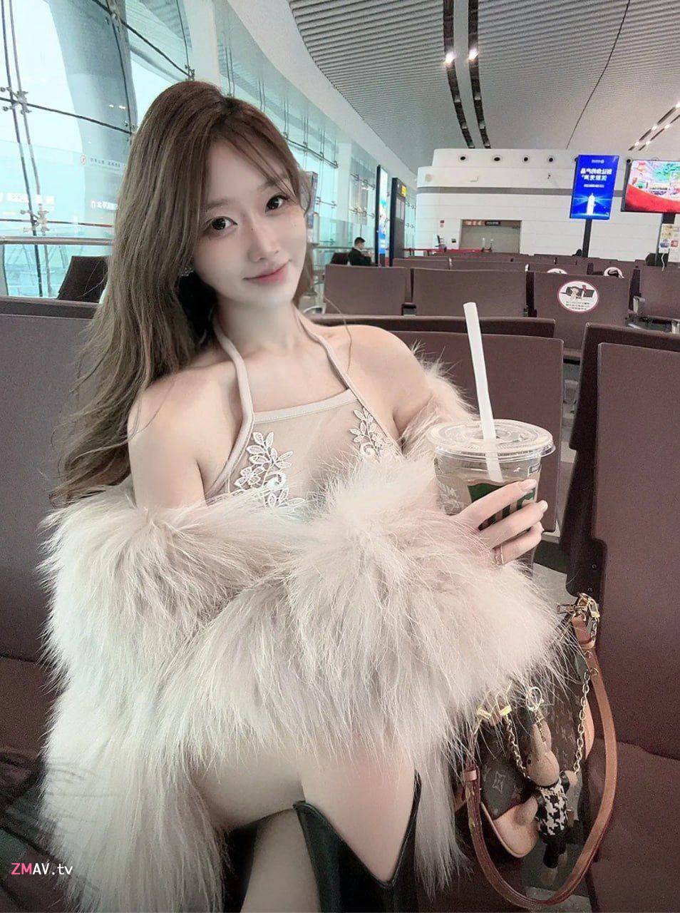 Beautiful influencer and part-time art teacher at Sichuan Fine Arts Institute