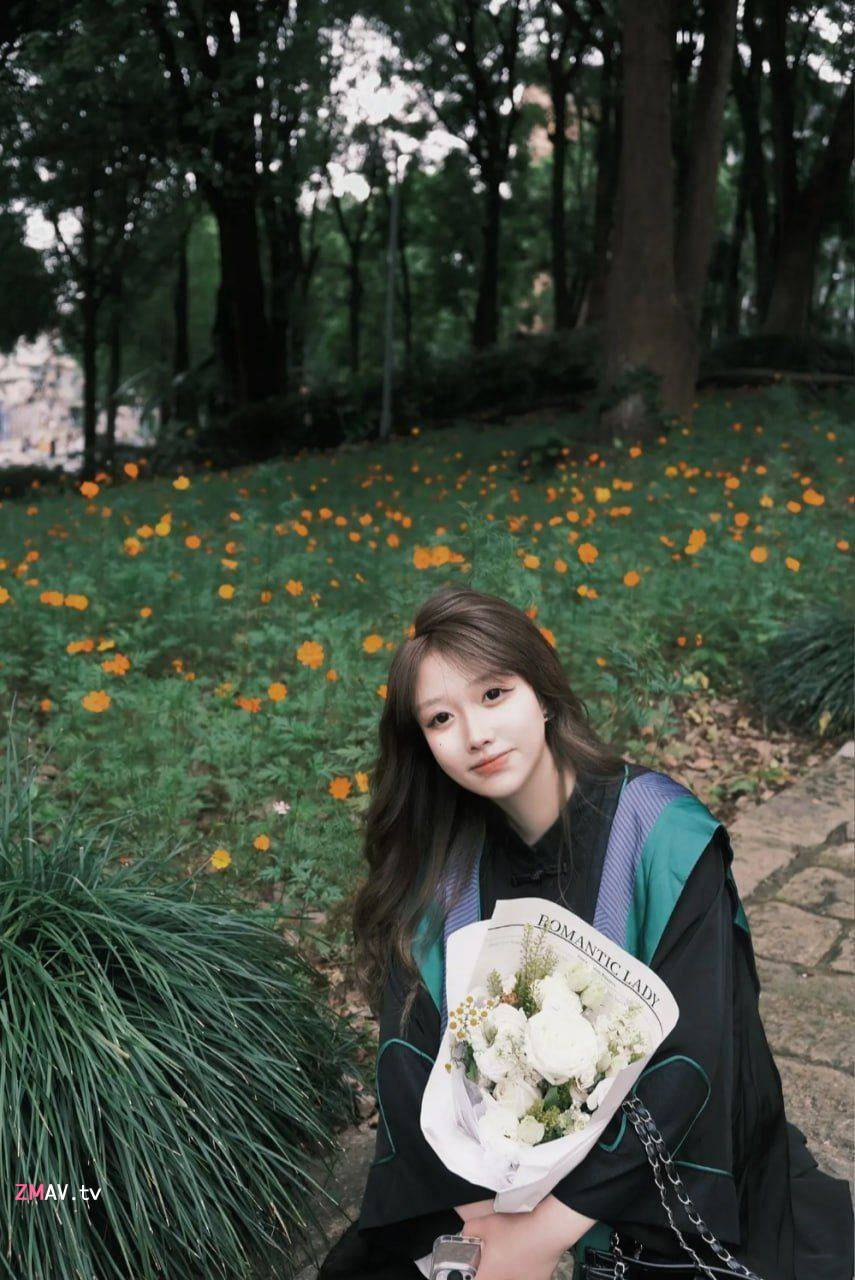 Beautiful influencer and part-time art teacher at Sichuan Fine Arts Institute