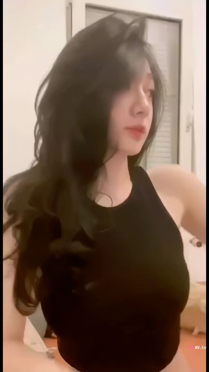 Vietnamese big boobs Internet celebrity