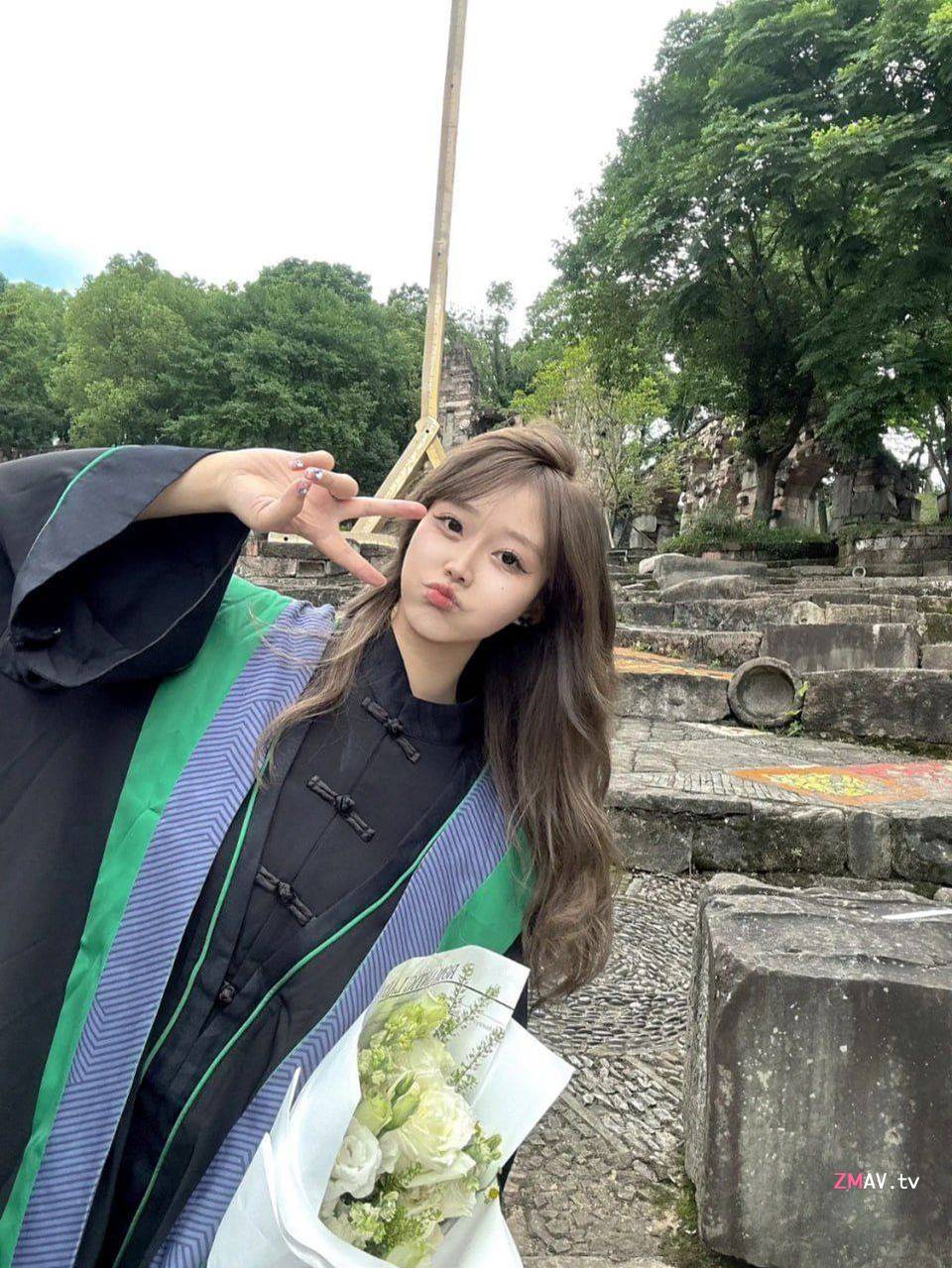 Beautiful influencer and part-time art teacher at Sichuan Fine Arts Institute
