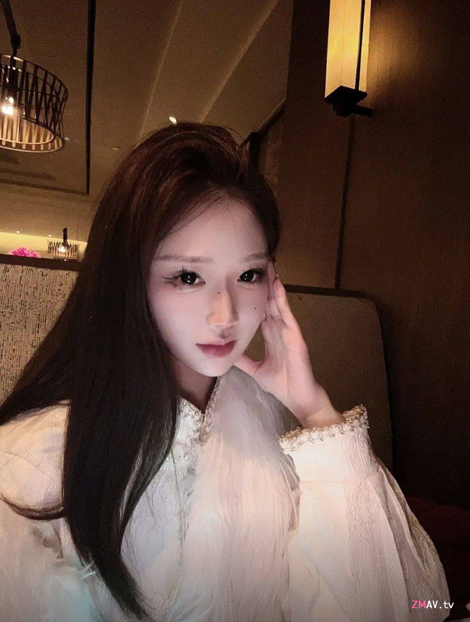Beautiful influencer and part-time art teacher at Sichuan Fine Arts Institute