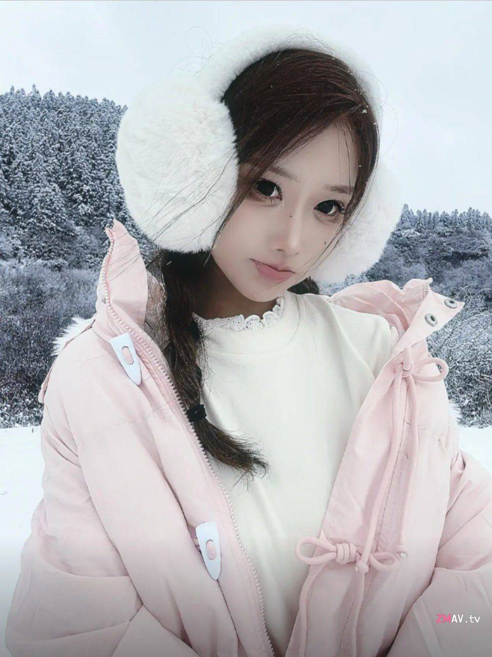 Beautiful influencer and part-time art teacher at Sichuan Fine Arts Institute
