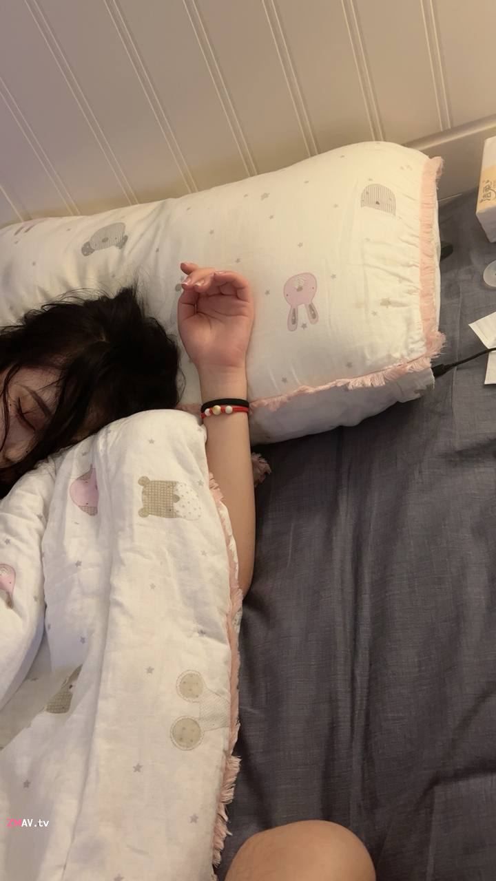Her hairless, tender pussy is truly tender, another girl in a JK uniform, pure and lovely with a gentle voice, her butt got slapped until it was swollen