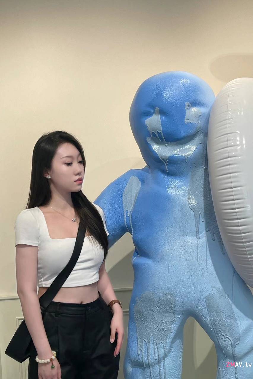 Chongqing girl, with a round and perky butt Chongqing girl, with a round and perky butt
